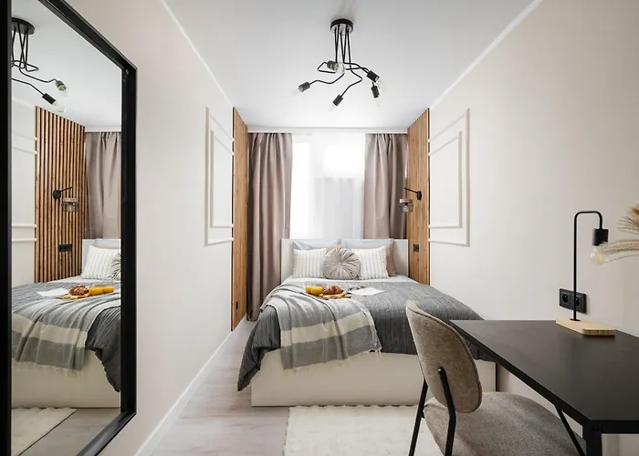 2-bedroom Breweries Living Close To Metro Bus Tram شقة وارسو